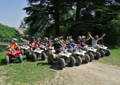 Personnes joyeuses sur des quads durant une randonnées 1